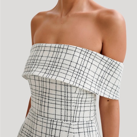 Off-Shoulder White Plaid Dress - Picture 4 of 9